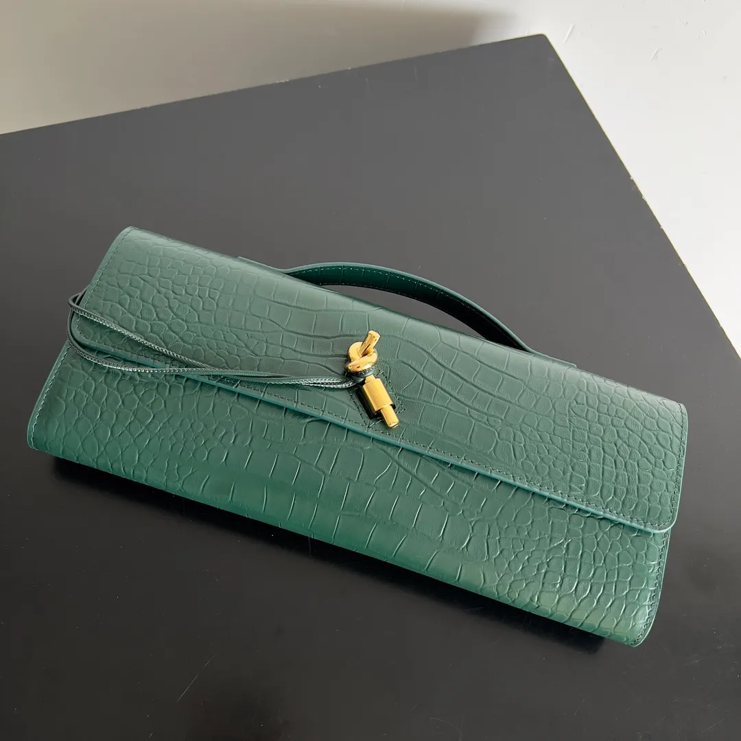 Batch 1420 Bottega Veneta Fall in love with Andiamo at first sight, new design, natural Nile rare leather crocodile pattern complex handbag, a model handbag for women, no need for color cover, no emotional camouflage, immersive depth and excitement, the classic element KNOT knot is inspired, modernist aesthetics and jewelry field craftsmanship reinterpret the knot element, bringing a clutch full of modern texture and elegant and quiet lady spirit. Style number: 741511 Size: 31*13*3cm